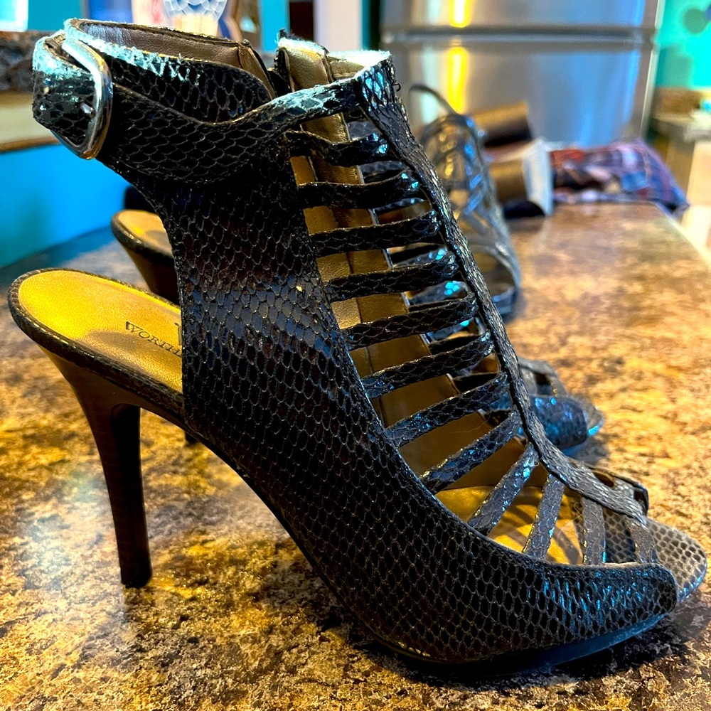 Worthington women’s size 8 heels.